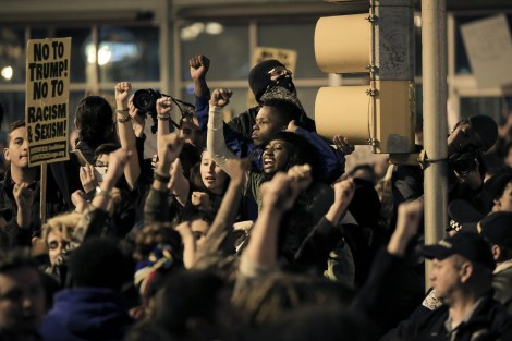 ct-anti-trump-protesters-gather-outside-trump-tower-in-chicago-20161109